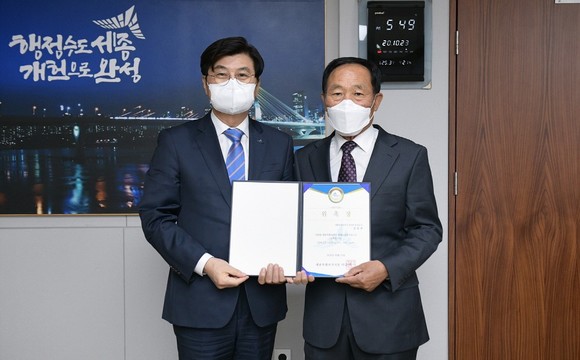 축산농업인 강일권씨가 제4대 명예농업부시장으로 위촉장을 수여 후 기념촬영을 하고 있다. ⓒ 세종시