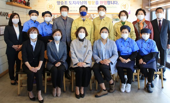 지난 24일 아시안쿡에서 열린 다문화 여성들과 기념촬영을 하고 있다. ⓒ 서산시