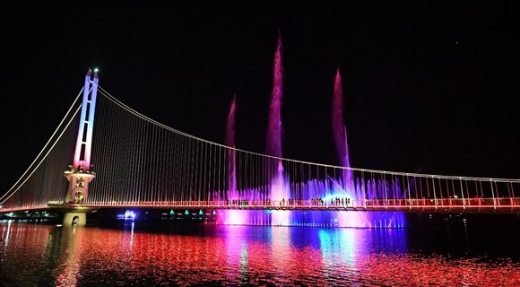 충남혁신도시 지정 축하 2020 예당호 빛밤 불꽃쇼 중 음악분수쇼 모습. ⓒ 예산군
