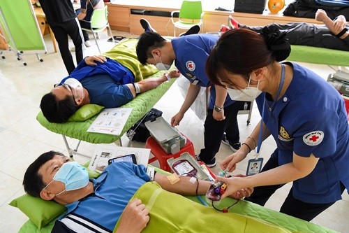 광양제철소 직원들이 '사랑나눔 헌혈행사'에 참여하고 있다. ⓒ 광양제철소