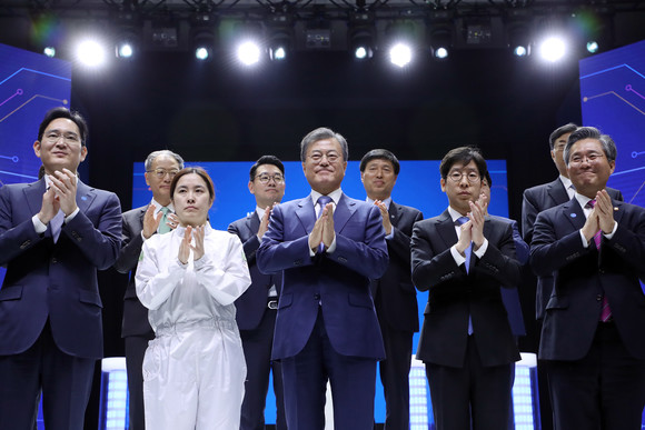 문재인 대통령과 이재용 부회장이 지난해 삼성전자 화성캠퍼스 부품연구동(DSR)에서 시스템 반도체 비전 선포식에서 기념사진을 촬영하는 모습. ⓒ 연합뉴스