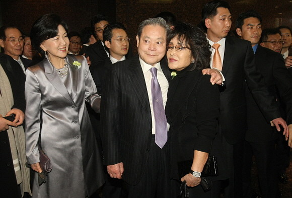 2010년 2월6일 서울 순화동 호암아트홀에서 열린 삼성그룹 창립자 고(故) 이병철 회장 탄생 100주년 기념행사에서의 이건희 회장과 여동생 이명희 회장. © 연합뉴스