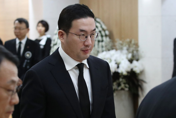 구광모 LG그룹 회장이 올해 1월 고 신격호 롯데그룹 명예회장의 조문을 마치고 빈소를 나서는 모습. ⓒ 연합뉴스