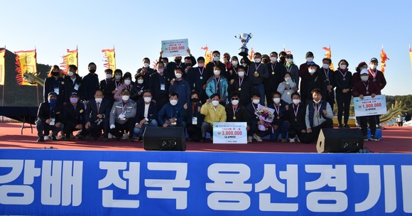 제1회 백마강배 전국용선경기대회를 개최 후 수상자들과 관계자들이 기념촬영을 하고 있다. ⓒ 부여군