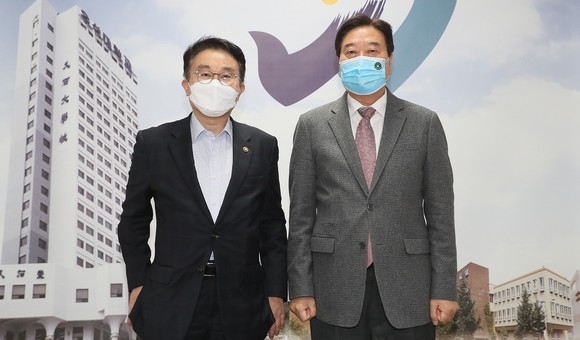 양충모 새만금개발청장은 27일 우석대학교 남천현 총장과 기념촬영을 하고 있다. ⓒ 새만금개발청