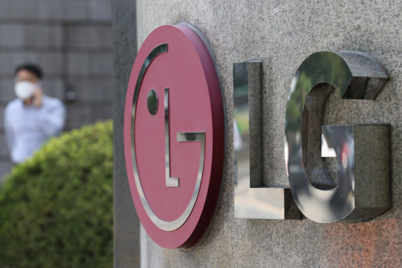 LG화학의 2대 주주인 국민연금이 배터리 물적분할 반대 의결권을 결정한 만큼 가장 많은 지분을 가진 외국인 투자자가 캐스팅 보터 역할을 할 것으로 보인다. ⓒ 연합뉴스