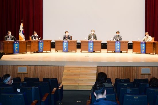 광주광역시는 29일 오후 시청 대회의실에서 '광주 민간공항 및 군공항 이전 시민공청회'를 개최하고 광주 민간공항 이전에 대한 토론을 진행했다. ⓒ 광주광역시