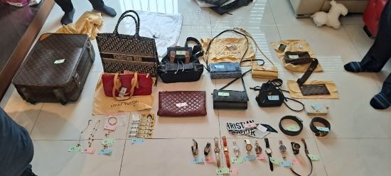 광주시는 고액 체납자 3명에 대해 가택수색하고 현금 4000여 만원을 현장에서 징수하고 명품가방, 명품시계, 귀금속 등 59점을 동산압류했다.ⓒ 광주광역시
