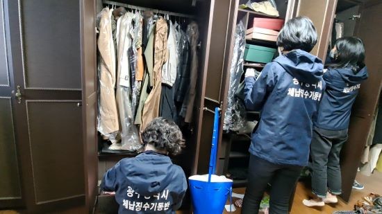 광주광역시 체납관리팀이 고액 체납자에 대해 가택수색을 실시하고 있다. ⓒ 광주광역시