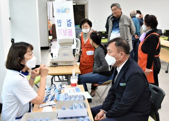 지난 8월 집중호우 피해로 인한 특별재난지역 선포에 따라 특별 운영되는 농업인행복버스가 북광주, 서창농협에 이어 3번째로 동곡농협에서 운영됐다. ⓒ 농협중앙회 광주지역본부