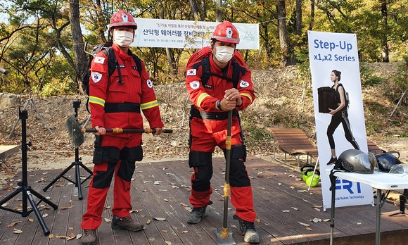 입는 로봇을 착용한 산불진화대원의 안전모와 산불현장지휘차 간 산불현장상황을 공유하는 시연 모습. ⓒ 산림청