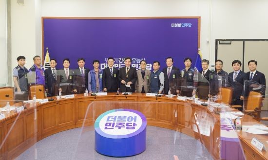 더불어민주당 이낙연 대표와 조오섭 의원, 전국 6개 도시철도 기관장 및 노조대표와 만나 공익서비스 손실 국비지원 법제화 추진에 대해 협의했다.ⓒ 광주도시철도공사