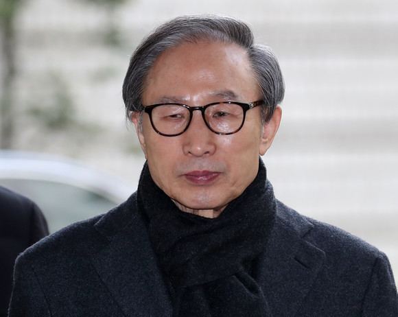 징역 17년형이 최종 확정된 이명박 전 대통령이 서울동부구치소에 이송되기 전 서울중앙지검에 출석했다. ⓒ 연합뉴스