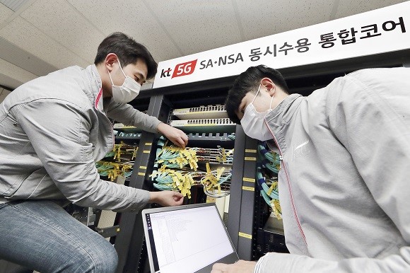 KT 네트워크 직원들이 서울 구로구 KT 구로타워에서 '5G SA-NSA 통합 코어망'을 점검하고 있다. ⓒ KT