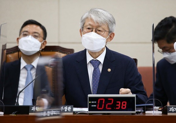 최기영 과학기술정보통신부 장관이 지난달 22일 국회 과학기술정보방송통신위원회 종합국정감사에 출석해 답변하고 있다. ⓒ 사진공동취재단