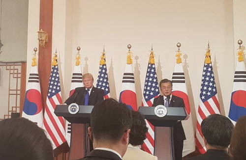 트럼프 2기가 시작될 것으로 보이나 한국으로서는 쉽지 않은 구도라는 평가가 우세하다. 사진은 과거 방한 당시 도널드 트럼프 미국 대통령과 문재인 대통령이 함께 기자회견에 나선 모습. = 임혜현 기자