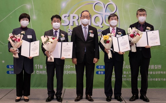 한국중부발전이 SRMQ상 시상식에서 경영품질 대상을 수상받고 대상 수상자들과 기념촬영을 하고 있다. 왼쪽 두 번째 이호태 한국중부발전 기획전략처장. ⓒ 중부발전