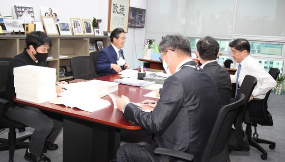 김홍장 당진시장이 지난 4일 국비확보를 위해 국회방문해 이해식 의원과 면담하고 있다. ⓒ 당진시