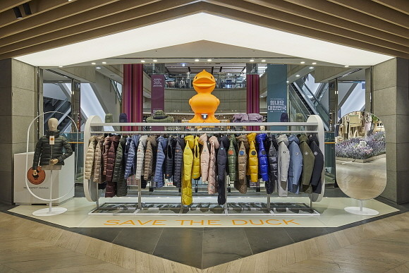 세이브더덕이 본격적인 패딩 시즌을 맞아 신세계백화점 강남점 4층에 브랜드의 첫 팝업 스토어를 오픈하고 이달 19일까지 운영한다. © 신세계인터내셔날