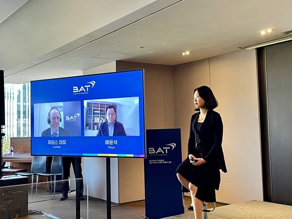 제임스 머피 BAT 위해 저감 제품연구 총괄 박사(화면 왼쪽)와 배윤석 BAT 북아시아 법무대외협력 부사장(화면 오른쪽), 김은지 BAT코리아 대표가 질문에 답하고 있다. = 김다이 기자