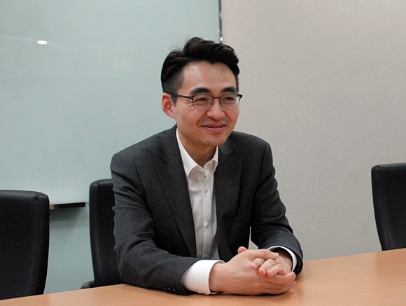 최근 유튜브를 통해 쉽고 친절한 설명으로 주식초보자들 사이에서 큰 인기를 얻고 있는 염승환 이베스트투자증권 E-biz차장은 20·30세대의 장기투자 방법에 대해 지속적으로 공부하고 분석하라고 조언한다. = 양민호 기자