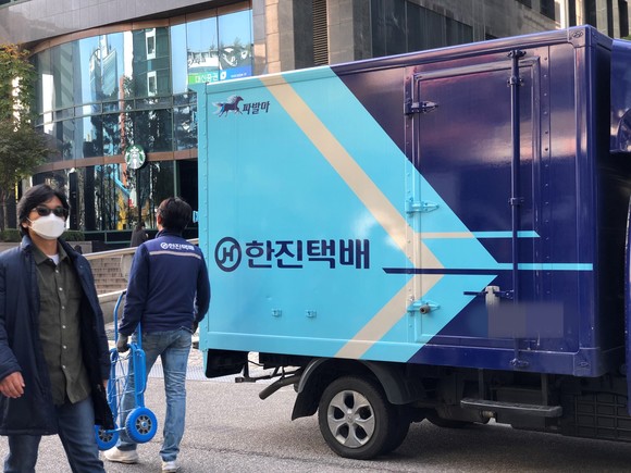 5일 서울 영등포구에서 한진택배 기사가 배송업무를 하고 있는 모습. =이수영 기자