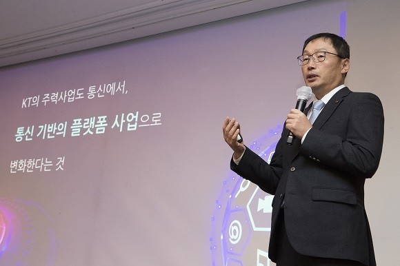 구현모 KT 대표가 지난 달 28일 경영진 기자간담회에서 디지털 플랫폼 기업으로 변화한다는 KT의 성장 방향성에 대해 설명하고 있다. ⓒ KT