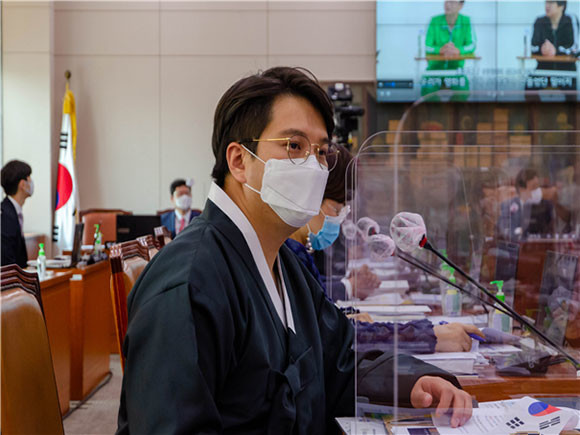 전용기 더불어민주당 의원은 8일 국내에 거주하지 않는 외국인이 주택을 매입할 때 중과세율 30%까지 추가로 내도록 하는 법안을 발의했다. = 전용기 더불어민주당 의원실