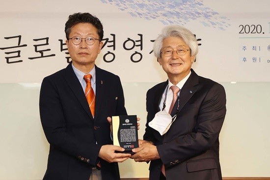 DGB금융지주가 한국국제경영학회 추계학술대회 2020년도 글로벌 경영대상에서 수상후 기념 촬영을 하고 있다. ⓒ DGB대구은행