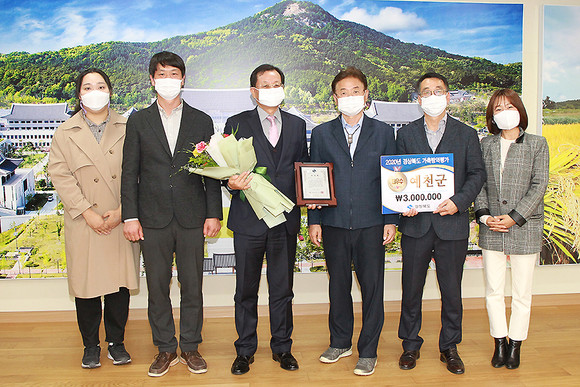경북도 이철우 지사가 예천군 김준호 부군수에게 경상북도 가축방역시책평가 최우수상을 수상한 후 기념촬영을 하고 있다. ⓒ 예천군
