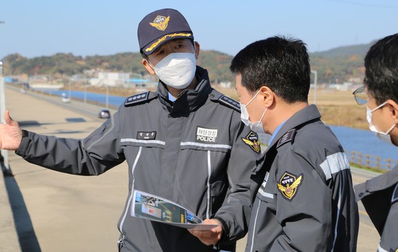 대천방조제에서 성대훈 보령해양경찰 서장에게 연안안전사고 안전관리 현황을 청취하고 있는 모습. ⓒ 보령해경