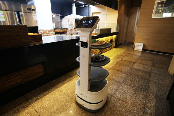 곤지암리조트에 배치된 LG 클로이 서브봇(선반형). ⓒ LG전자