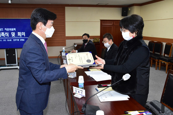 조규일 진주시장이 비거 관광콘텐츠 자문위원을 위촉하고 있다. ⓒ 진주시