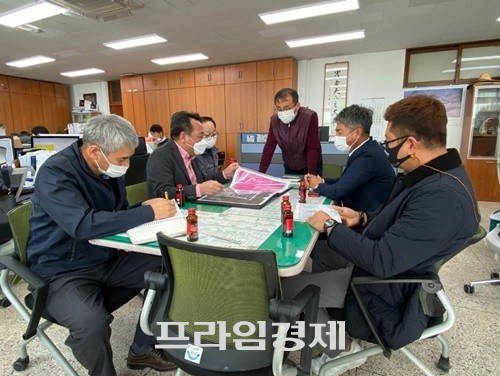 여수 농업법인 팜스 관계자와 전남 강진군 지역 농가 대표들이 보리씨앗 수매를 위한 계약을 체결하고 있다. = 여수시