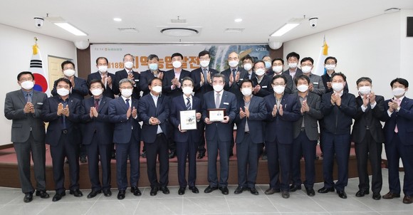 지난 11일 시청 중회의실에서 지역농업발전 선도인상을 수상 후 김동일 보령시장과 관계자들이 기념촬영을 하고 있다. ⓒ 보령시