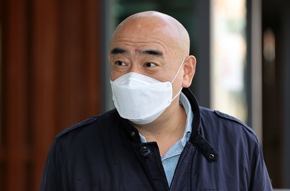 경영난으로 직원들에 대한 임금을 체불한 SNS서비스 전제완 싸이월드 대표가 12일 송파구 서울동부지방법원에서 열리는 선고 공판에 출석하기 위해 법정으로 향하고 있다. ⓒ 연합뉴스