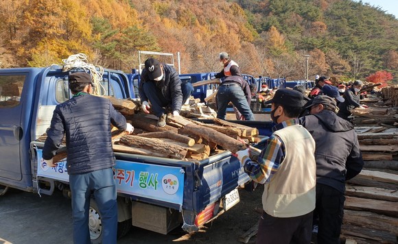 땔감 나누기 행사. ⓒ 부여군