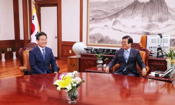 지난 12일 김홍장 당진시장이 박병석 국회의장을 만나 지역 주요현안과 관련한 국비지원을 요청하고 있다. ⓒ 당진시