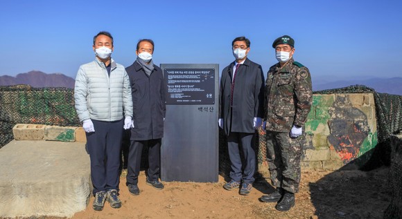 지난 12일 산림청 최병암 차장과 생명의숲 허상만 이사장, 유한킴벌리 손승우 상무이사, 21사단 주요 인사 등이 참석한 가운데 6·25 전사자 백석산유해발굴지복원 사업준공식을 개최했다. ⓒ 산림청