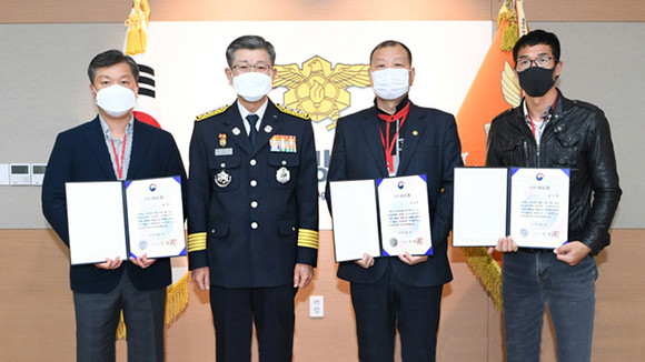 제4회 119 의인상 수여식에서 신열우 소방청장이 의인상을 받은 수상자와 기념촬영을 하고 있다. ⓒ 소방청