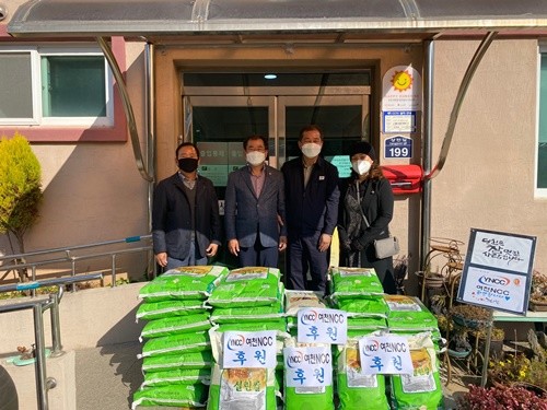 여천 NCC(주) 임직원 일동이 중증장애인 거주시설 가나헌을 찾아 150만원상당의 백미를 전달했다. ⓒ 여천NCC