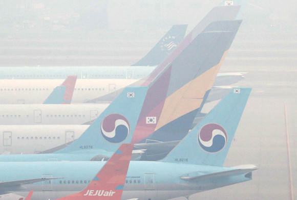 인천국제공항 주기장에 서있는 대한항공과 아시아나항공 항공기. ⓒ 연합뉴스