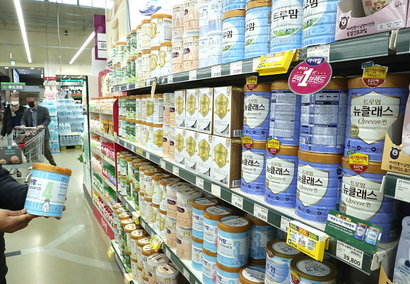 분유사들은 더 이상 위험을 감수하면서 리베이트를 지속할 이유가 없다고 주장한다. 저출산으로 분유시장이 매년 줄고 있으며, 요즘 엄마 아빠들은 온라인으로 분유에 대한 정보를 얻고 구입하는 경향이 높기 때문이다. 사진은 기사와 무관함. © 연합뉴스