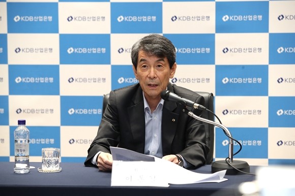 산업은행 이동걸 회장이 16일 오전 온라인 브리핑에서 대한항공의 아시아나항공 인수 추진을 위해 8000억원을 투자한다고 전했다. ⓒ 산업은행