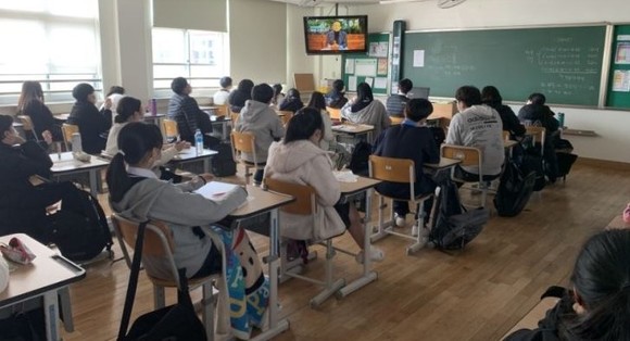 지난 16일 천안 쌍용중학교 학생들이 온라인으로 환경교육을 받고 있다. ⓒ 한국중부발전