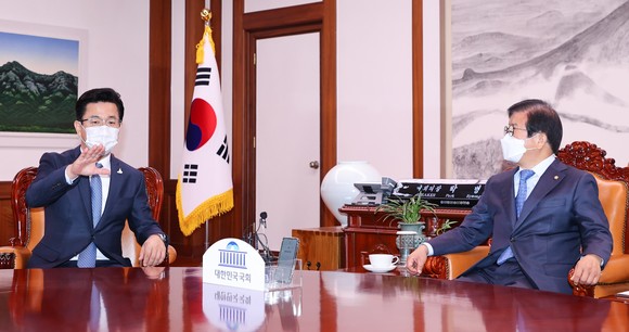 허태정 대전시장은 17일 국회를 찾아 박병석 국회의장 만나 중소벤처기업부 대전 잔류 건의하고 있다. ⓒ 대전시
