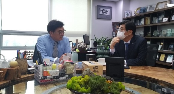 이춘희 세종시장이 우원식 더불어민주당 행정수도완성추진단장과 국비지원 요청을 논의하고 있다. ⓒ 세종시