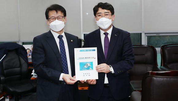 지난 18일 맹정호 서산시장이 임호선 국회의원실에 방문해 가로림만 해양정원 조성관련 예산 확보를 건의하는 모습. ⓒ 서산시