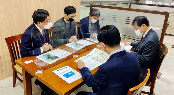 지난 18일 맹정호 서산시장과 양승조 충남도지사가 기재부를 방문해 안일환 기재부 2차관을 만나 가로림만 해양정원 조성관련 예산 확보를 건의하는 모습. ⓒ 서산시
