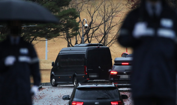 이재용 삼성전자 부회장 일행이 탑승한 차량 행렬이 경기도 용인시 호암미술관 인근 선영으로 들어서고 있는 모습. ⓒ 연합뉴스